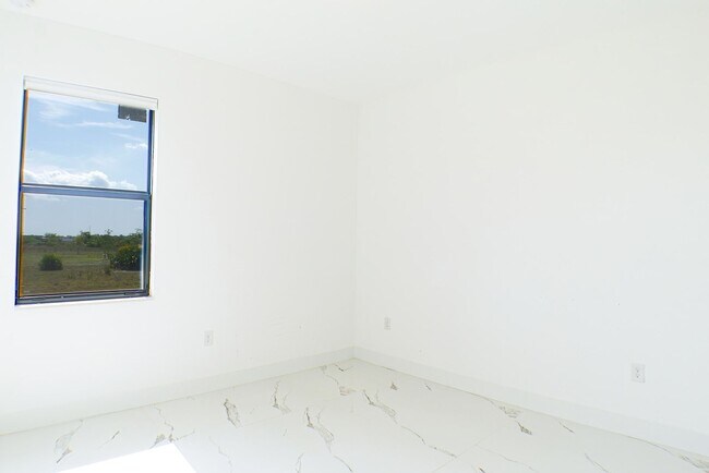 Building Photo - 4145 68th Ave NE