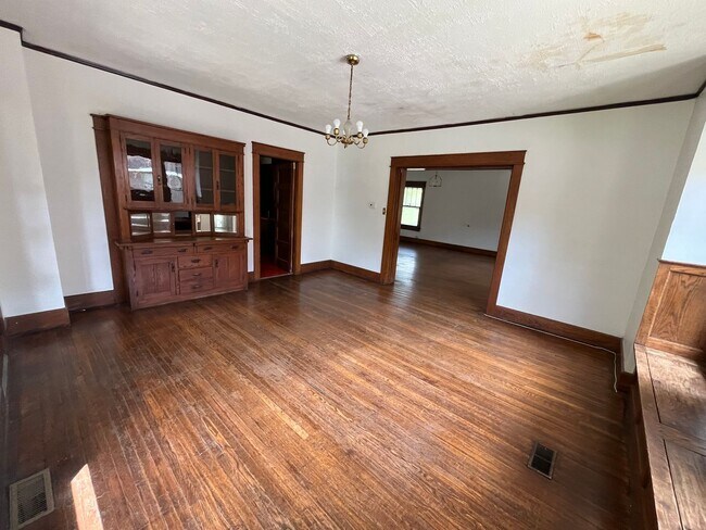 Building Photo - 5 BD/2BA Home next to Kirkwood with fenced backyard!