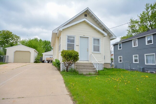 Building Photo - Cute pet friendly home with fenced yard!