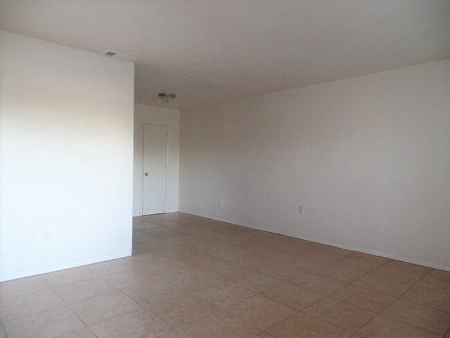 Building Photo - Great value 1/1 near SPC, Tyrone, Pinellas Trail & Azalea Rec