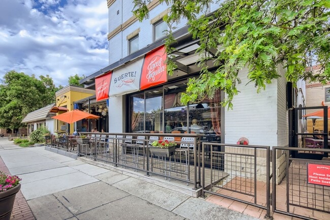 Building Photo - Long Realty & Property Management - Wonderfully Located Townhome in Great Neighborhood