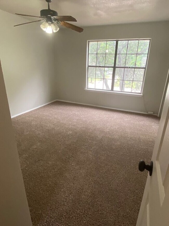Building Photo - 2 BEDROOM CONDO BY UNT