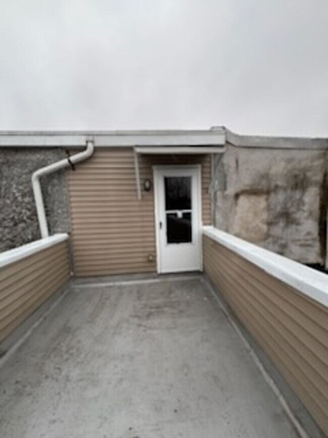 Building Photo - 24 E Silver St