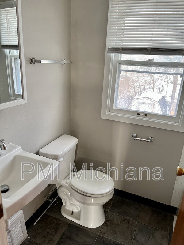 Building Photo - 4414 Huron Cir