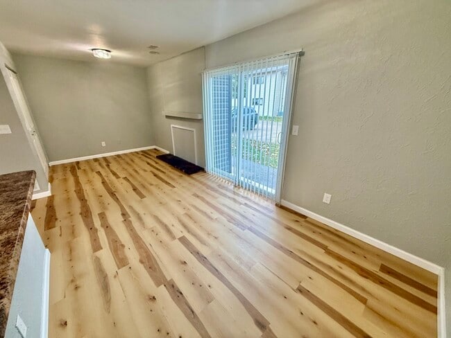 Building Photo - 204 W Wesley Dr