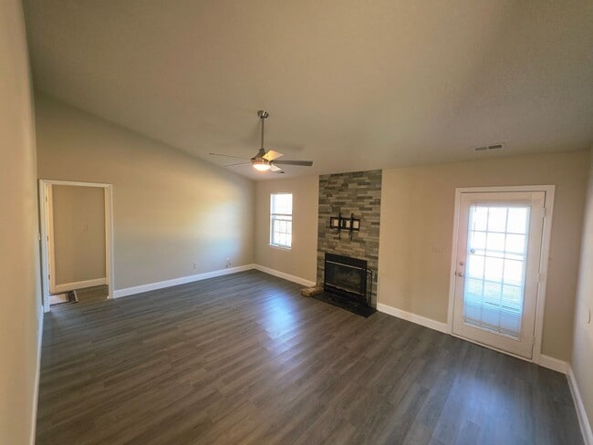 Building Photo - 4 Bedroom 2 BA Horse Creek Farms