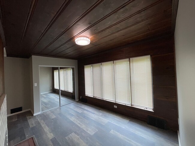 Building Photo - Spacious 3bd/2.5ba Ranch