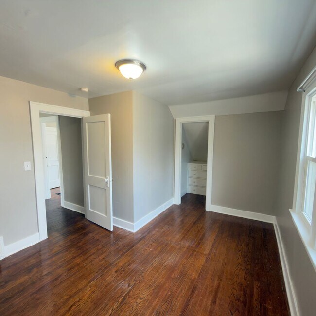 Building Photo - Charming 3 bedroom home with laundry included!