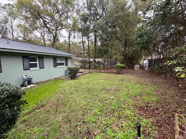 Building Photo - Amazing Location & Spacious Corner Lot!