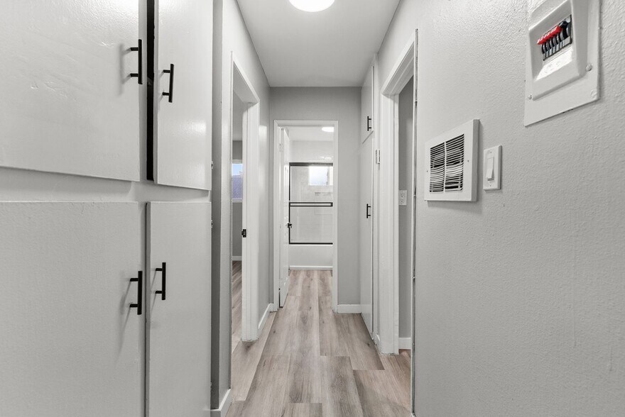 Building Photo - 10442 Lampson Ave