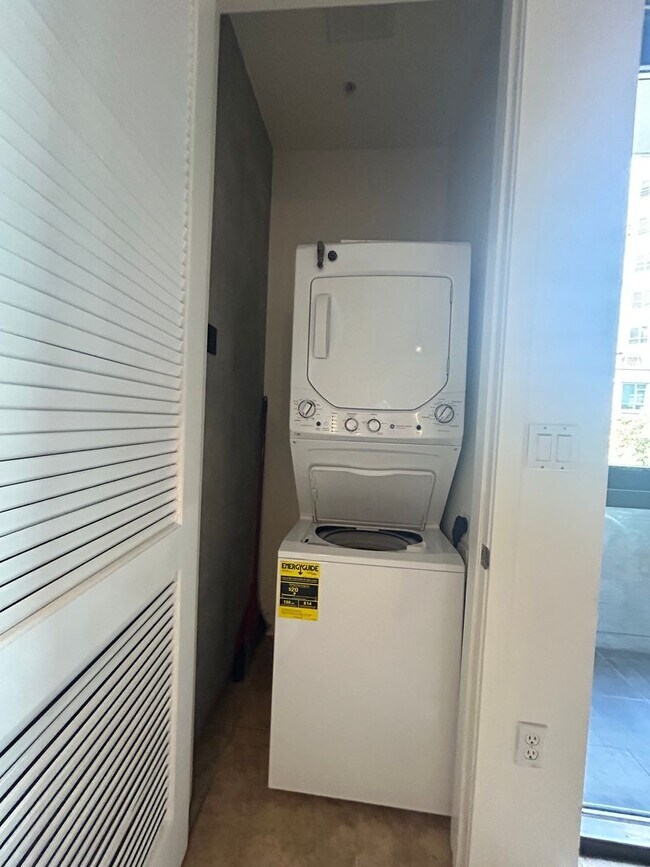 Building Photo - Call about move in special!!!