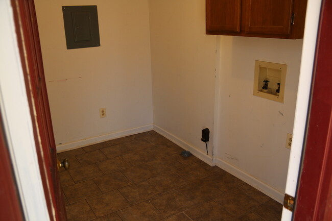 Building Photo - 3 Bedroom 2 Bath in Cary Woods S/D