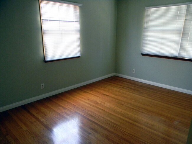 Building Photo - 1202 E Everett Pl