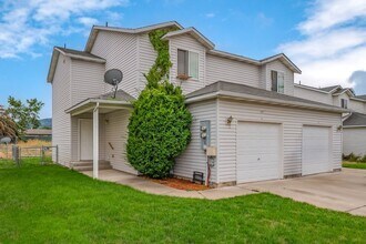 Building Photo - 3 bed 2 bath duplex with sprinkler system