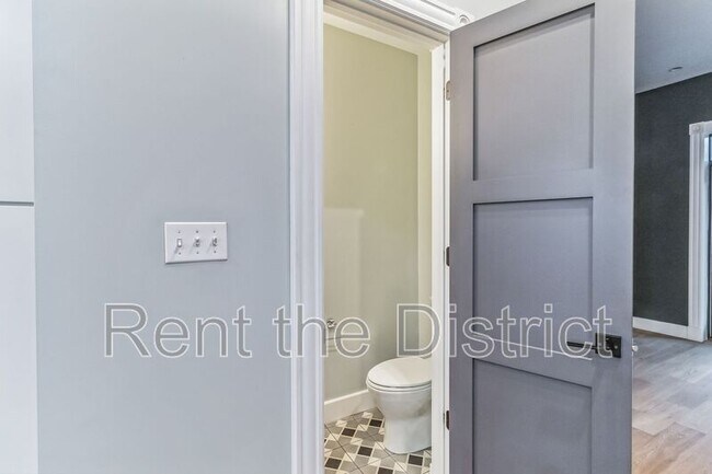 Building Photo - 1239 Kenyon St NW