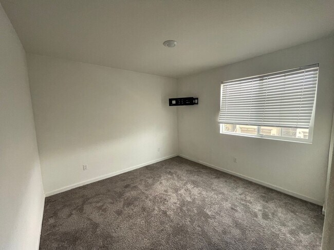 Building Photo - Modern 3 bedroom home in Gated Community