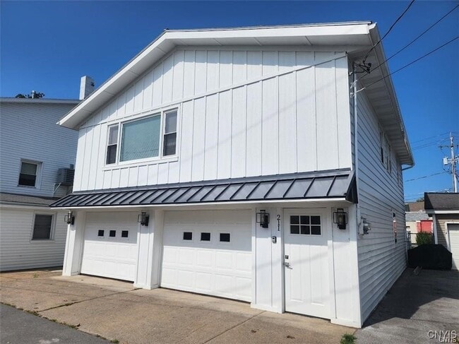 Primary Photo - 211 10th Ave