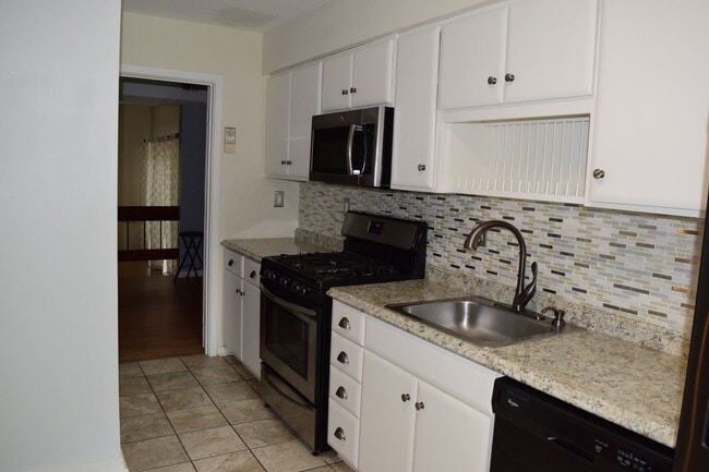 Building Photo - Great Bon Air Townhouse Convenient to ever...