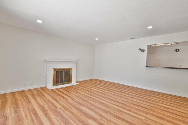 Building Photo - 1841 Briarwood Dr