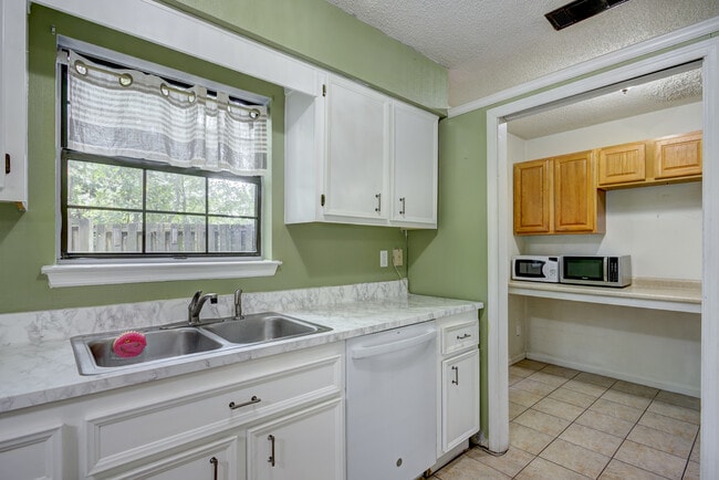 Building Photo - 121 Holland Park Cir