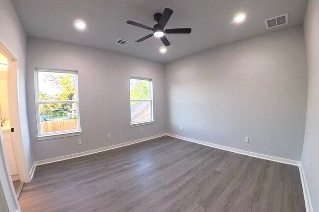 Building Photo - 2832 Mansfield St