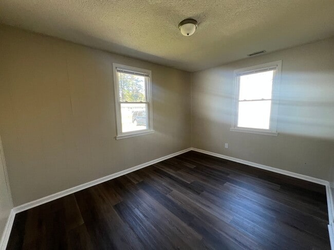 Building Photo - Cute 2 bedroom 1 bath duplex that is centr...