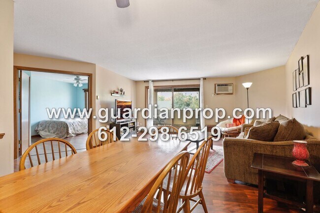 Building Photo - Top Floor Condo Available September 1 in H...