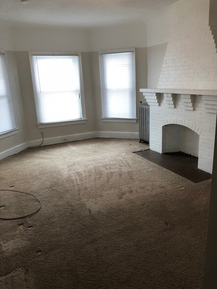 Nice size living room - 10000 Lamont Ave