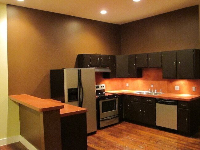 Building Photo - 319 S Flores St