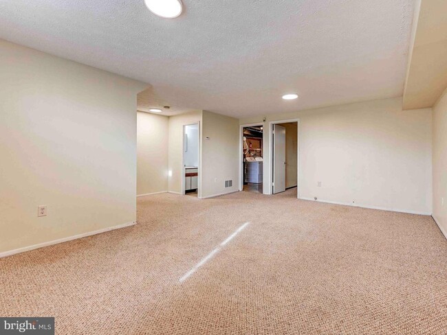 Building Photo - 18 Clinton Hill Ct