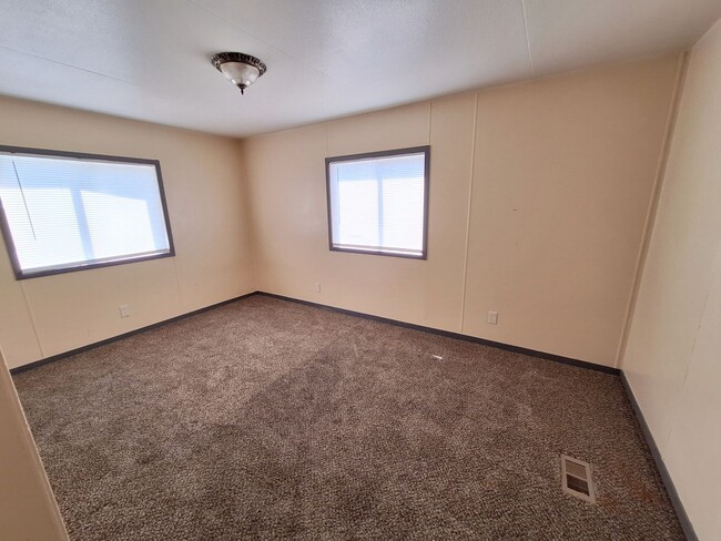 Building Photo - 2903 NE Riverside Ave