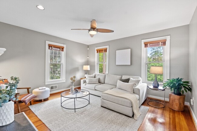 Building Photo - Spacious Kent Home | 6 Bed | 4 Bath | 4,000 Sf | Front Porch + Backyard | Detached 4-Car Garage