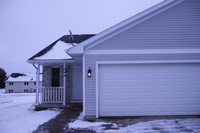 Building Photo - 648 S Burr Oak Ave