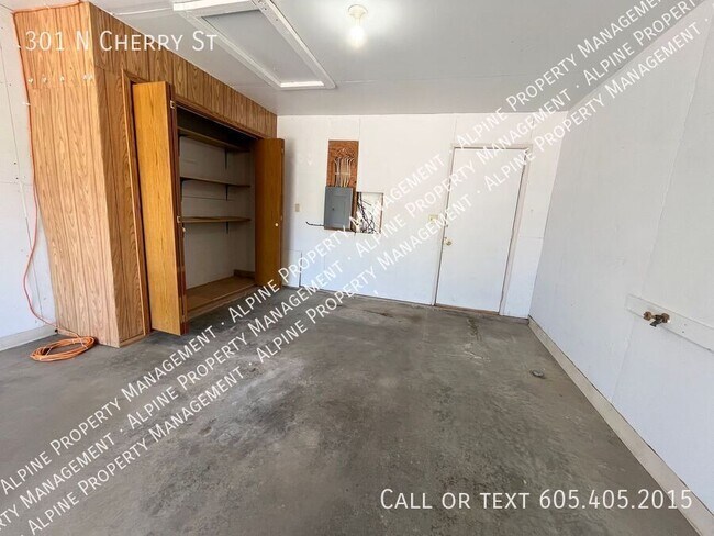 Building Photo - 301 N Cherry St