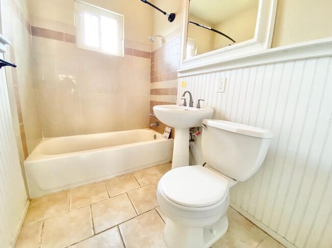 Building Photo - CUTE ONE BEDROOM / ONE BATH APARTMENT UNIT!