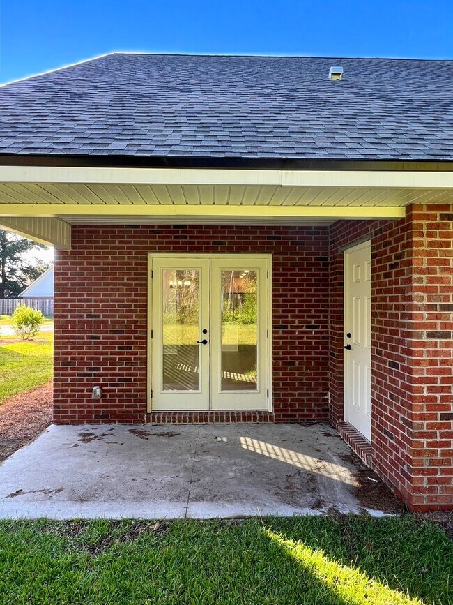 Building Photo - 3/2 fenced in yard & access to amenities!!