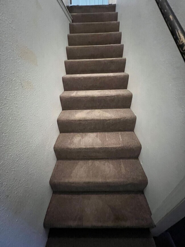 Building Photo - Spacious Basement Home with Breathtaking Views!!!