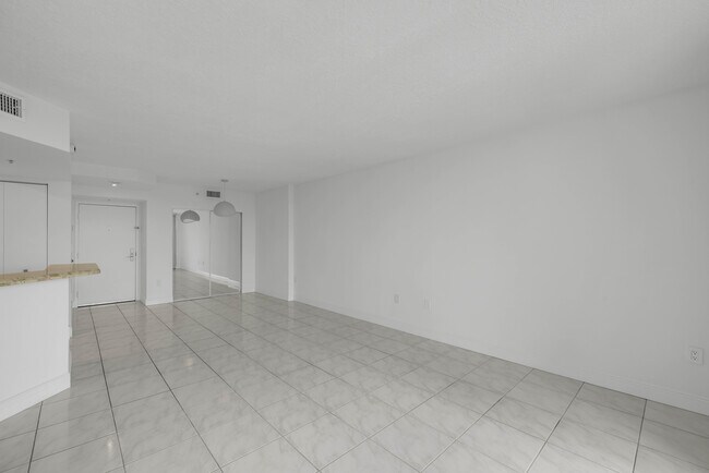 Building Photo - 1900 Sunset Harbour Dr
