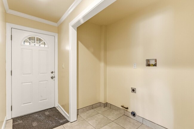 Building Photo - Newly Remodeled 4-Bedroom Oakland Duplex with Gated Parking