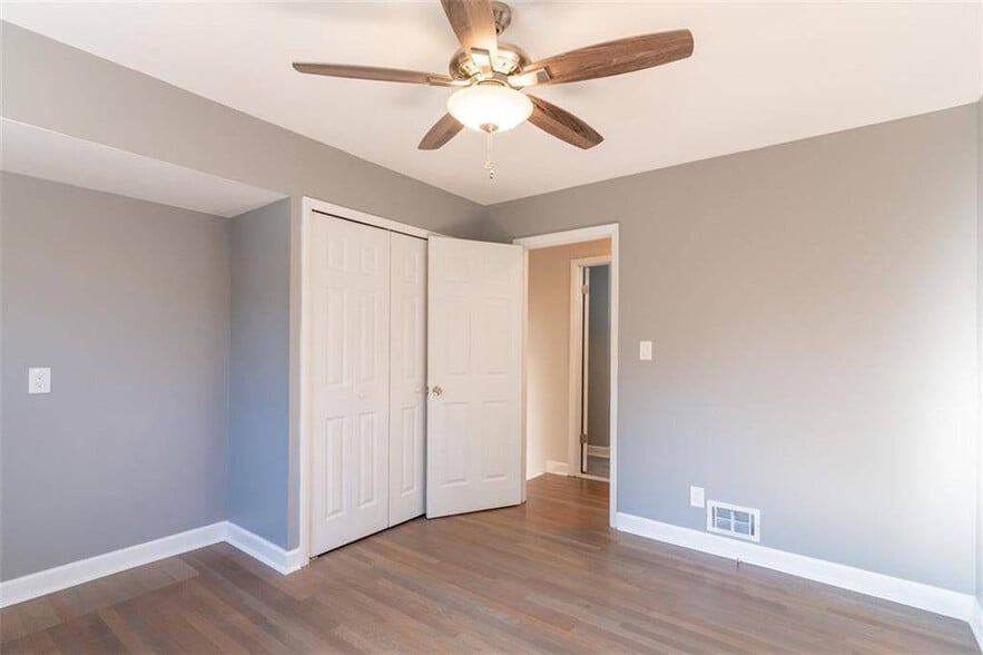 Building Photo - Room in House on Trafalgar Way