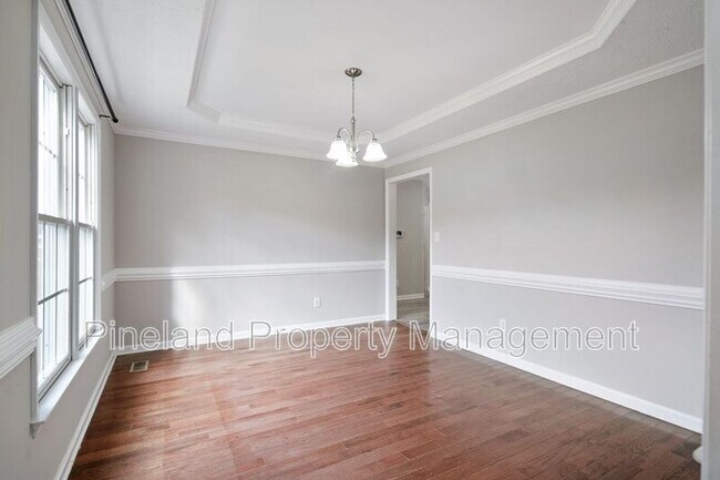 Building Photo - 320 Roundtree Dr