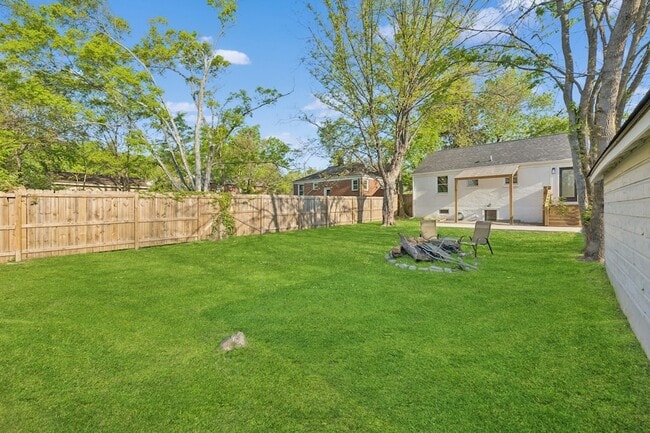 Building Photo - 902 Broadmoor Dr