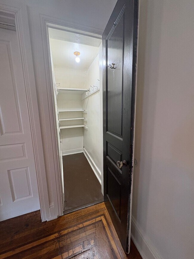 Building Photo - Available Now! 1 bedroom apartment.