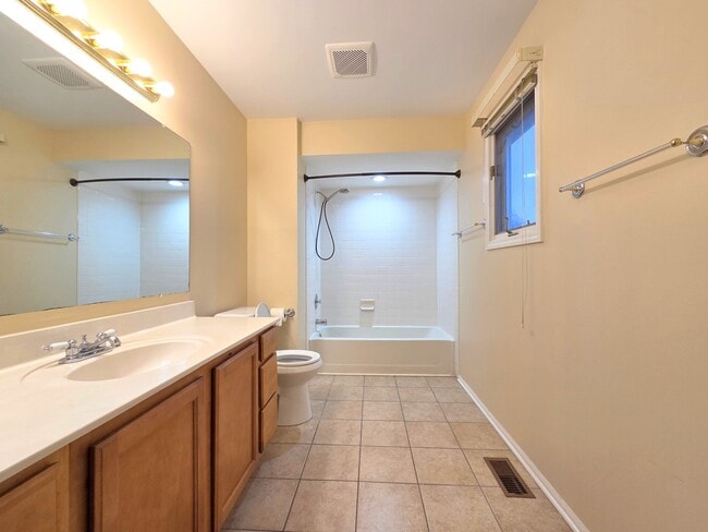 Building Photo - 1013 Meadow Lake Dr