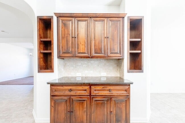 Building Photo - 4 Bedroom 2 Bathroom Ready to rent April 1st, 2026