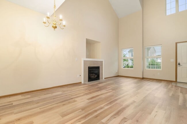 Building Photo - Beautifully Updated Single Family in a Private Community