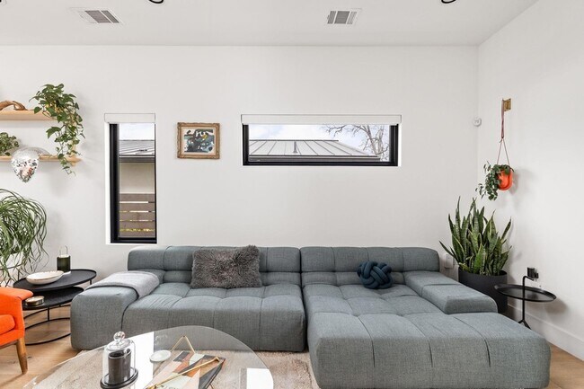 Building Photo - 1502 Waller St