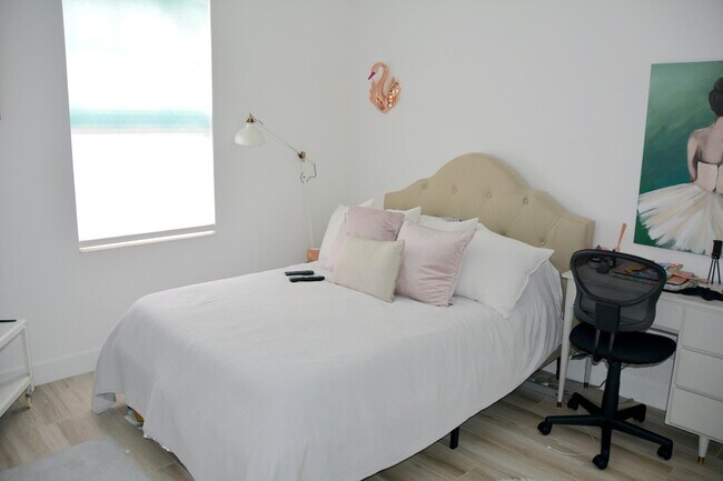 Building Photo - 140 Soriano Dr