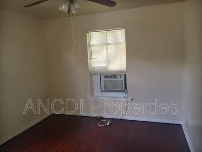 Building Photo - 703 Spring St