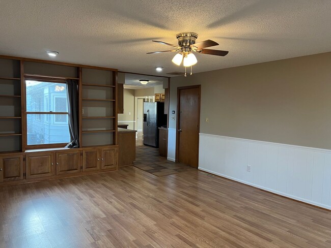 Building Photo - 3 Bedroom 2 Bathroom in Brentwood!